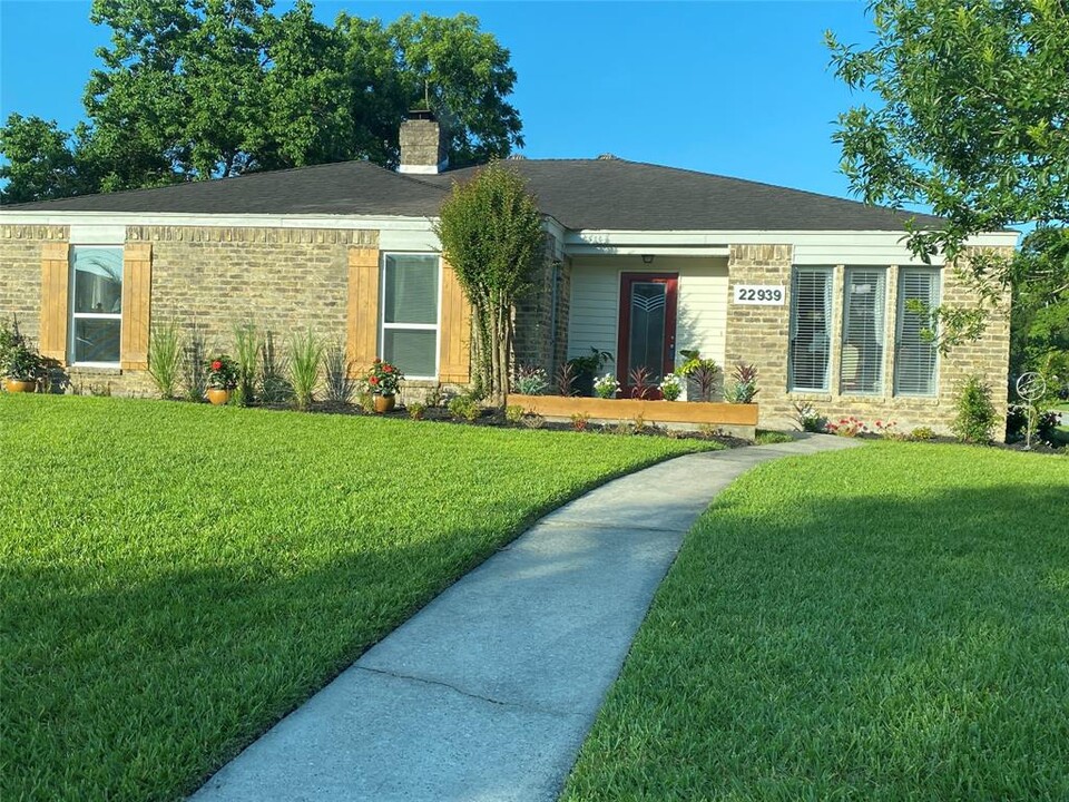 22939 Spring Willow Dr in Tomball, TX - Building Photo