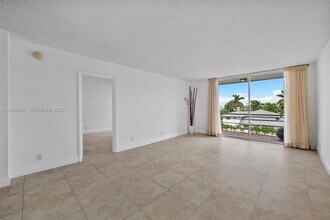 2935 NE 163rd St in North Miami Beach, FL - Building Photo - Building Photo