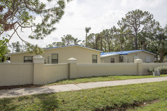 16170 Old US Highway 41 in Naples, FL - Foto de edificio - Building Photo