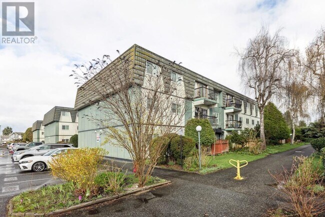 8111-8111 Ryan Rd in Richmond, BC - Building Photo - Building Photo
