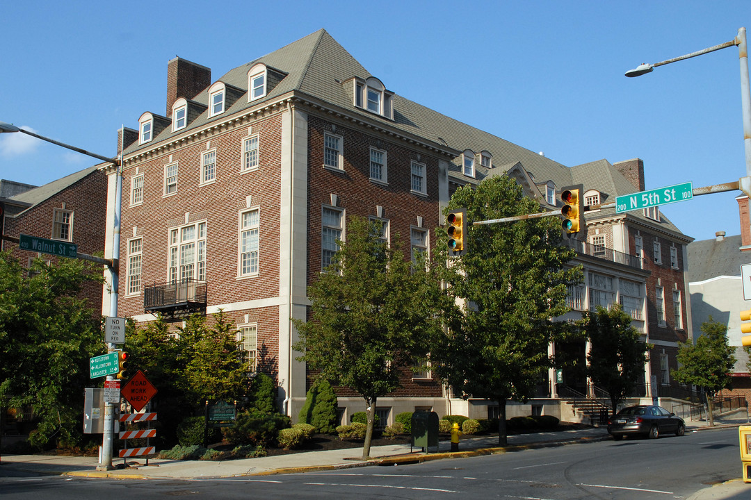 Senior Apartments at the Wyomissing Club in Reading, PA - Foto de edificio