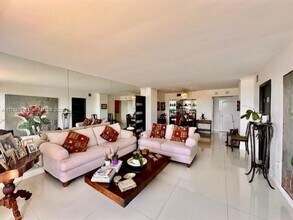 3625 N Country Club Dr, Unit # 1706 in Aventura, FL - Building Photo - Building Photo