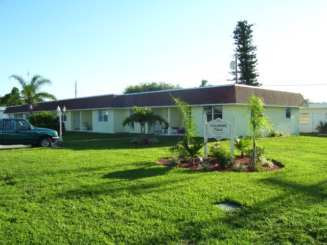 1462 NE Elizabeth Ave in Jensen Beach, FL - Building Photo - Building Photo