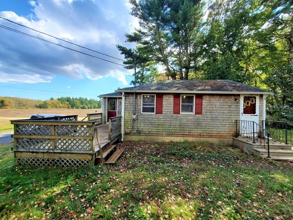 16 R Indian St in Carver, MA - Foto de edificio