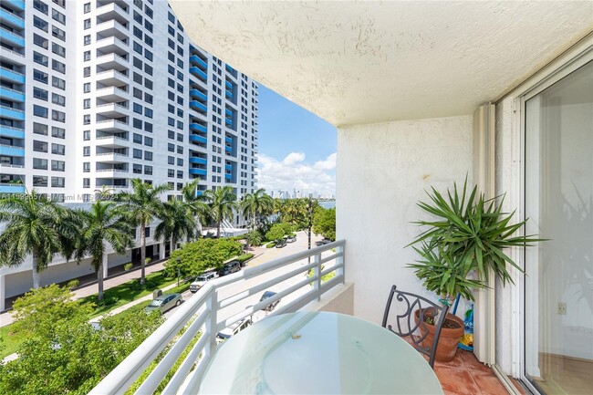 1401 Bay Rd, Unit 504 in Miami Beach, FL - Building Photo - Building Photo