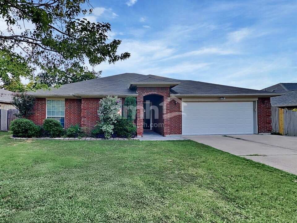 621 Madeline Ct in Azle, TX - Building Photo