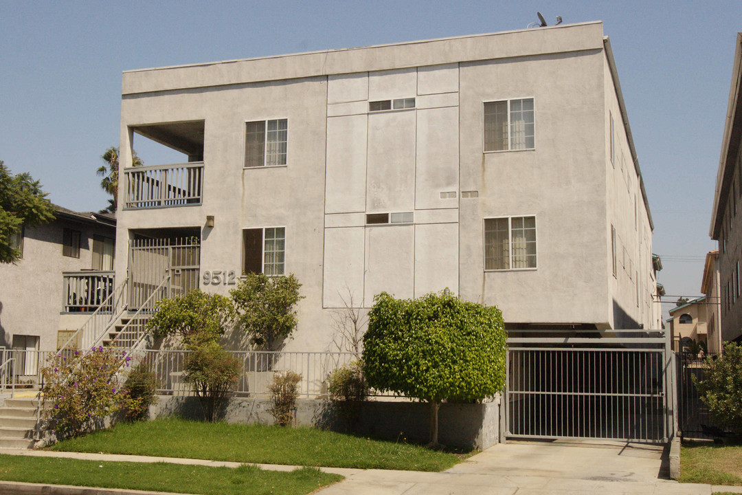 9512 Hindry Pl in Los Angeles, CA - Foto de edificio