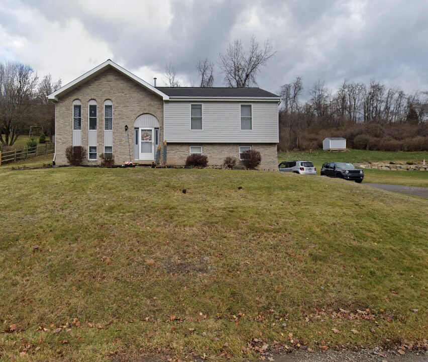 1091 Elicker Rd in New Kensington, PA - Building Photo