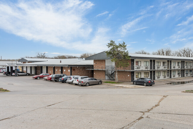 Holiday Apartments in Kansas City, MO - Building Photo - Building Photo