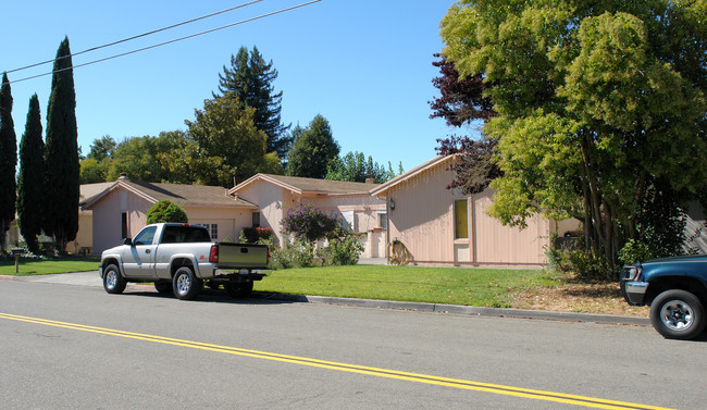 65-67 Ursuline Rd in Santa Rosa, CA - Foto de edificio - Building Photo