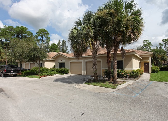 The Kensington At Royal Palm Beach in Royal Palm Beach, FL - Foto de edificio - Building Photo