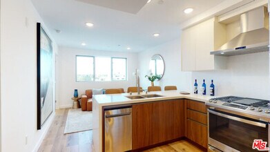 1143 Glenville Dr in Los Angeles, CA - Building Photo - Building Photo