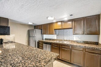 207 Camino de los Marquez, Unit #5 in Santa Fe, NM - Foto de edificio - Building Photo