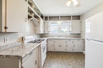 422 Silliman St in Sealy, TX - Building Photo - Building Photo