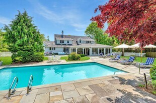 35 Toylsome Ln in Southampton, NY - Building Photo