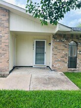 16902 Castle Fraser Dr in Houston, TX - Foto de edificio - Building Photo