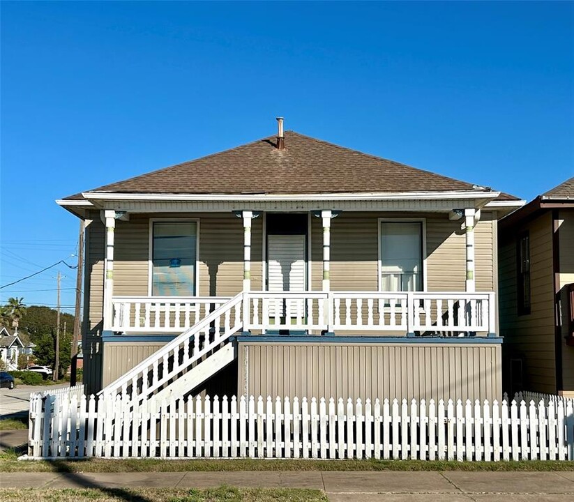 1328 Ave N 1/2 in Galveston, TX - Building Photo
