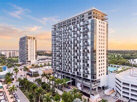 5300 Paseo Blvd in Doral, FL - Building Photo