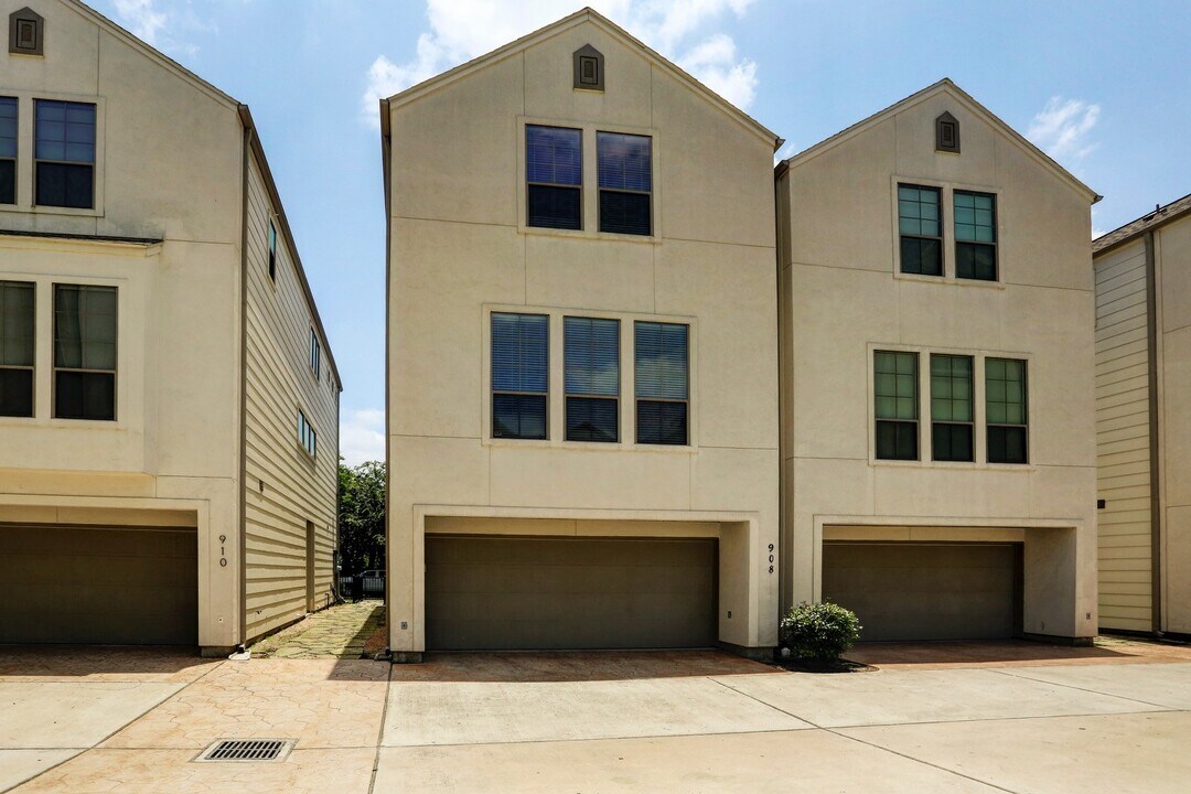 908 Patterson St in Houston, TX - Building Photo