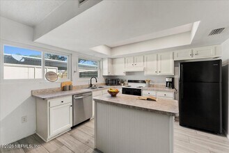 8140 Sutton Pl N in Jacksonville, FL - Building Photo - Building Photo