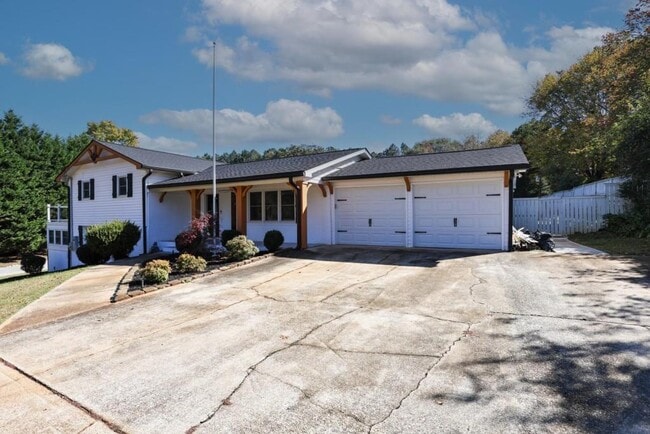 6157 Orville Dr in Flowery Branch, GA - Building Photo - Building Photo