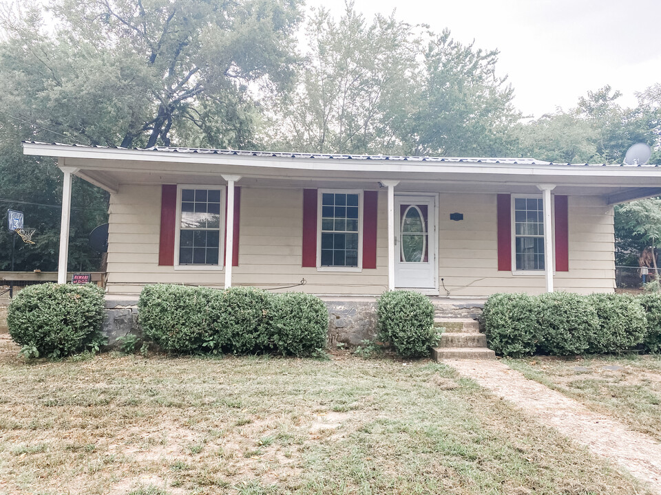 411 College Street in Canton, TX - Foto de edificio