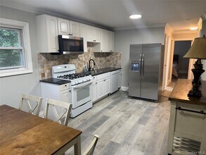 66 Seaman Neck Rd in Dix Hills, NY - Building Photo - Building Photo