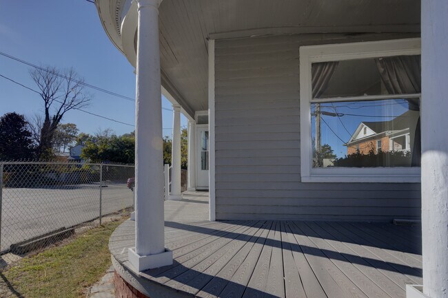 127 Clay St, Unit B in Suffolk, VA - Foto de edificio - Building Photo