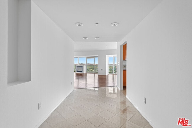 13600 Marina Pointe Dr in Marina Del Rey, CA - Building Photo - Building Photo