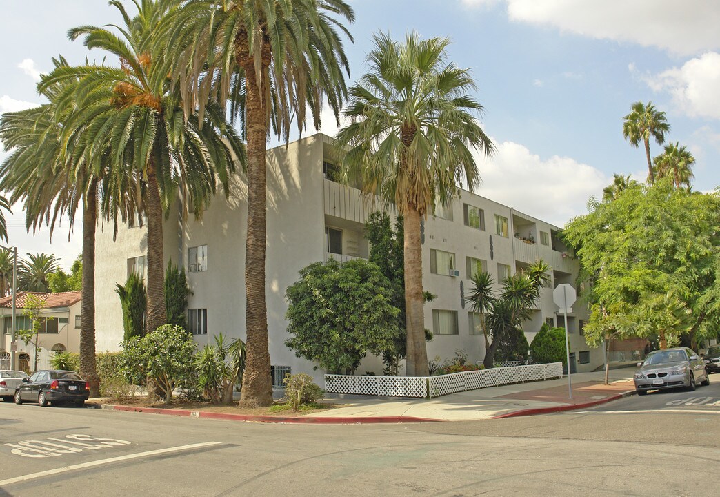 1221 N Spaulding Ave in West Hollywood, CA - Foto de edificio