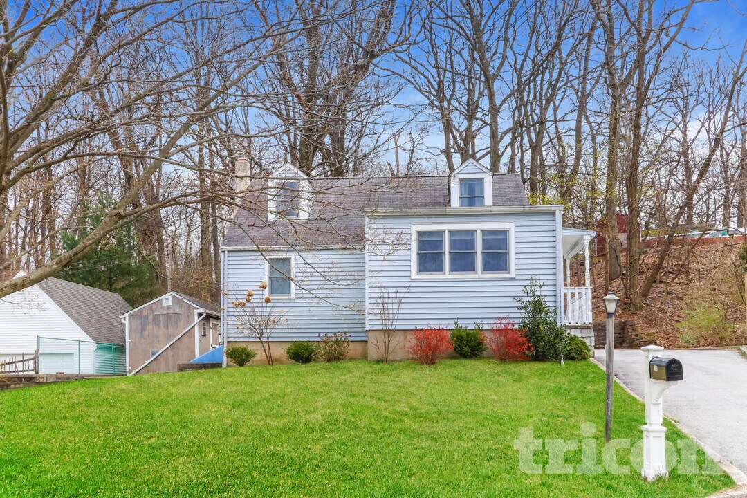 34 Fahnestock Rd in Malvern, PA - Building Photo