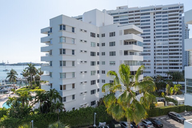 Belle Towers Condominium in Miami Beach, FL - Foto de edificio - Building Photo
