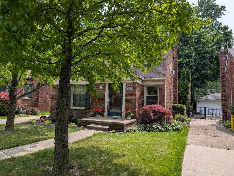 1915 Oxford Rd in Grosse Pointe Woods, MI - Building Photo