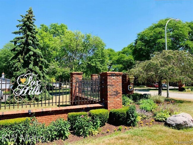 666 E Fox Hills Dr photo'