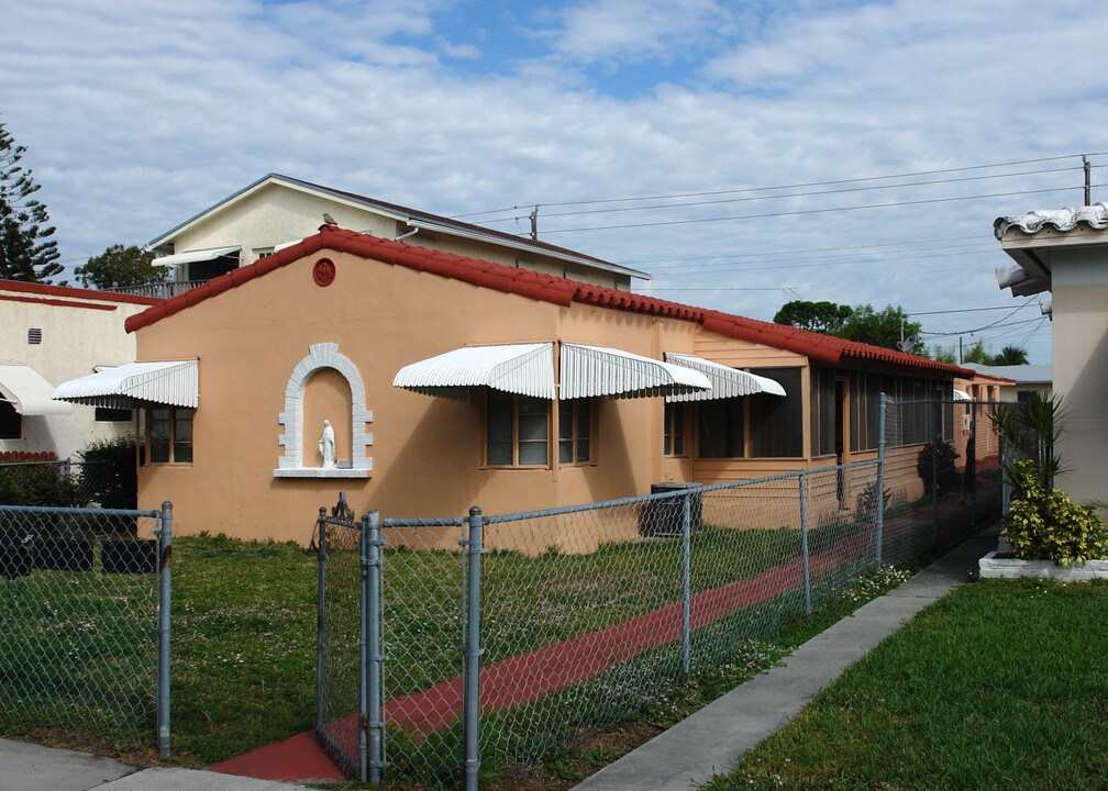 1819 Buchanan St in Hollywood, FL - Building Photo