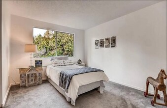 18222 NE 31st St in Redmond, WA - Foto de edificio - Building Photo
