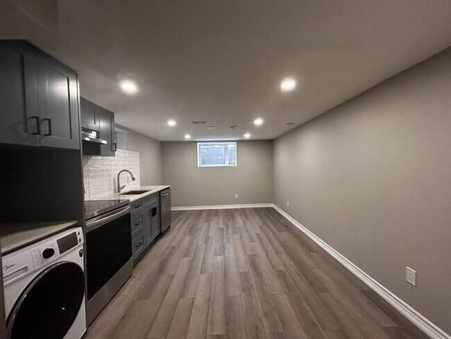 Elgin Cres in Waterloo, ON - Building Photo - Building Photo