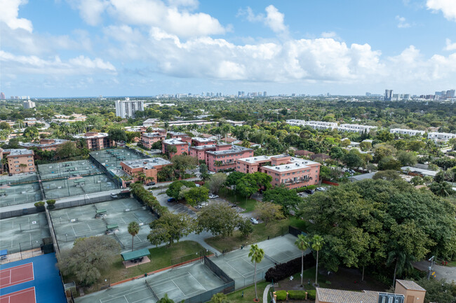 The Tennis Club in Fort Lauderdale, FL - Building Photo - Building Photo