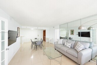 5225 Collins Ave in Miami, FL - Building Photo - Building Photo
