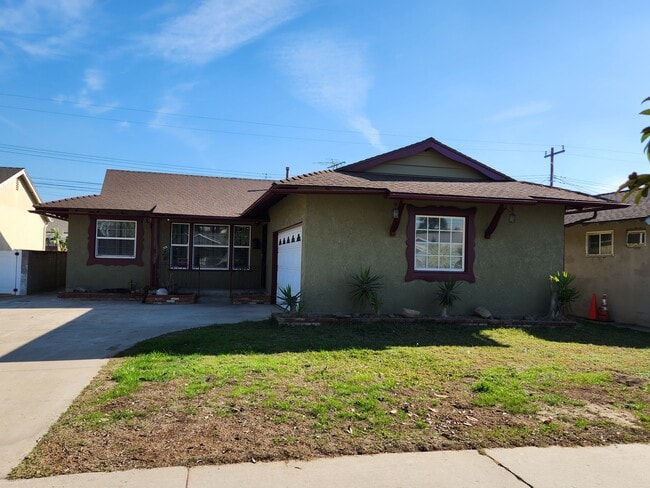 13522 Castana Ave in Downey, CA - Foto de edificio - Building Photo