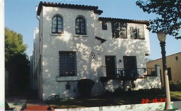 512 N Sycamore Ave in Los Angeles, CA - Foto de edificio - Building Photo
