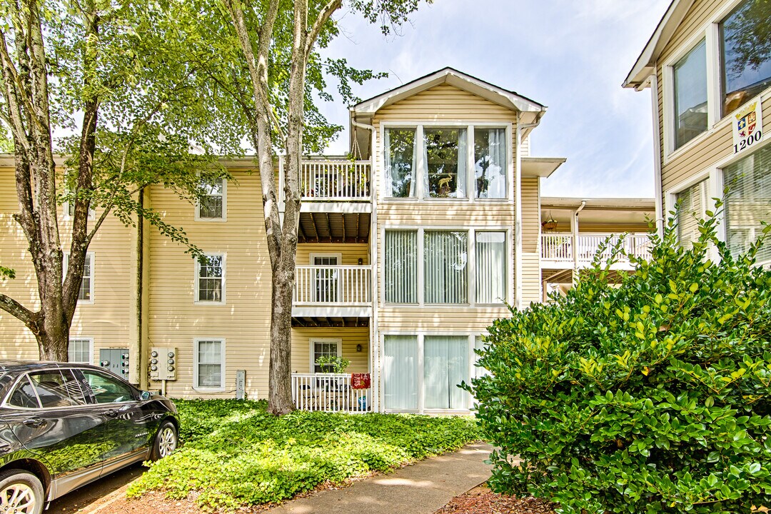 1102 Augusta Dr in Marietta, GA - Building Photo