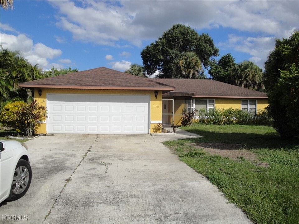 620 Robert Ave in Lehigh Acres, FL - Building Photo