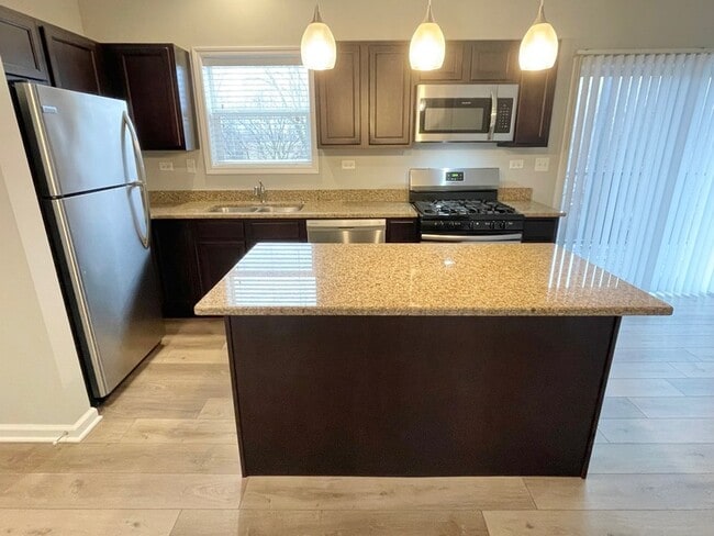 811 E Main St in East Dundee, IL - Building Photo - Building Photo