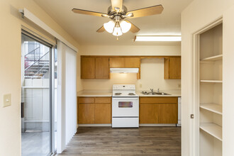Cedar Apartments in Clovis, CA - Foto de edificio - Interior Photo