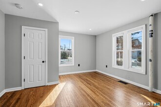 33 Maple St in Glastonbury, CT - Building Photo - Building Photo