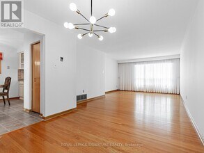 33 Ladner Dr in Toronto, ON - Building Photo - Building Photo