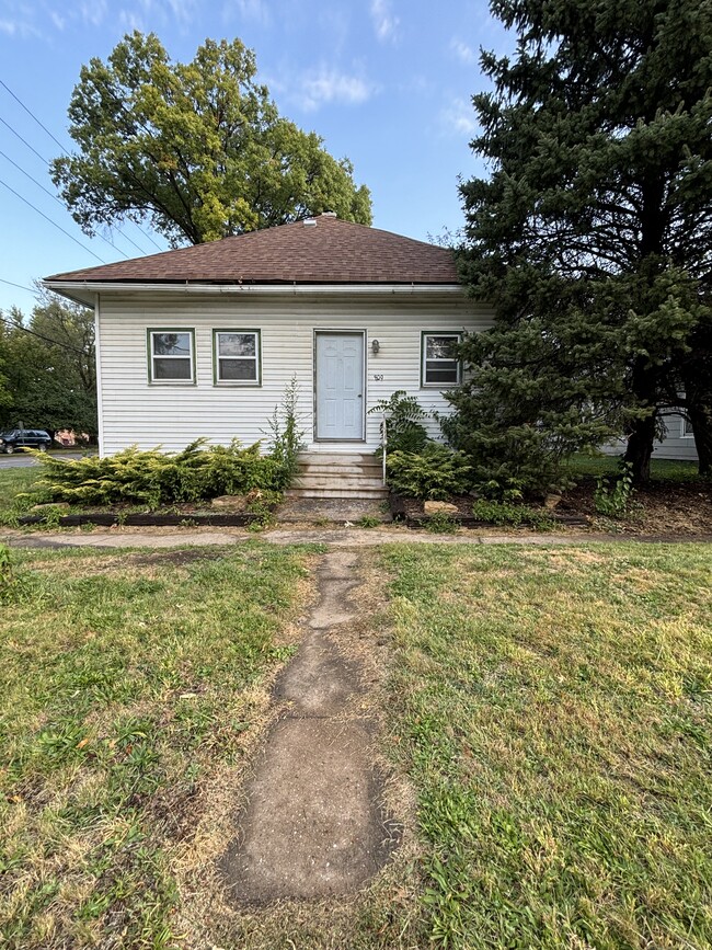 property at 809 W Grimes Ave