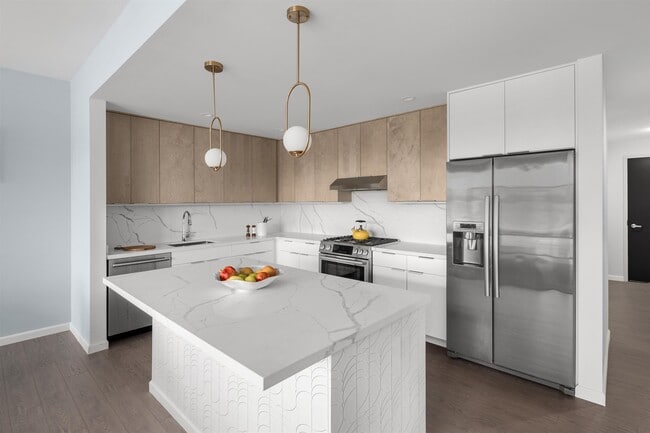 143 Old River Rd in Edgewater, NJ - Building Photo - Building Photo