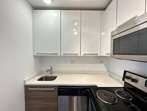 925 W Carmen Ave, Unit E7 in Chicago, IL - Foto de edificio - Building Photo